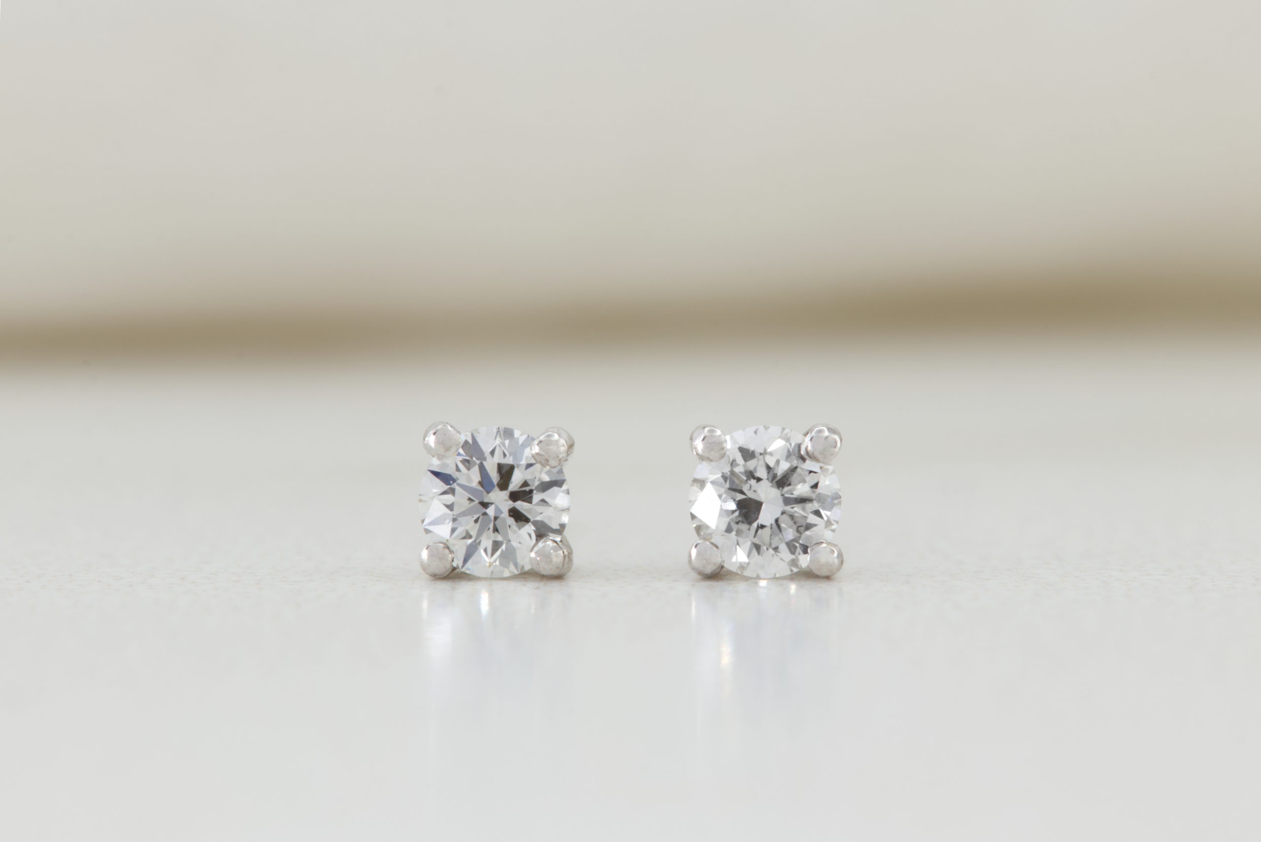 diamond stud earrings 0.20ct in white gold